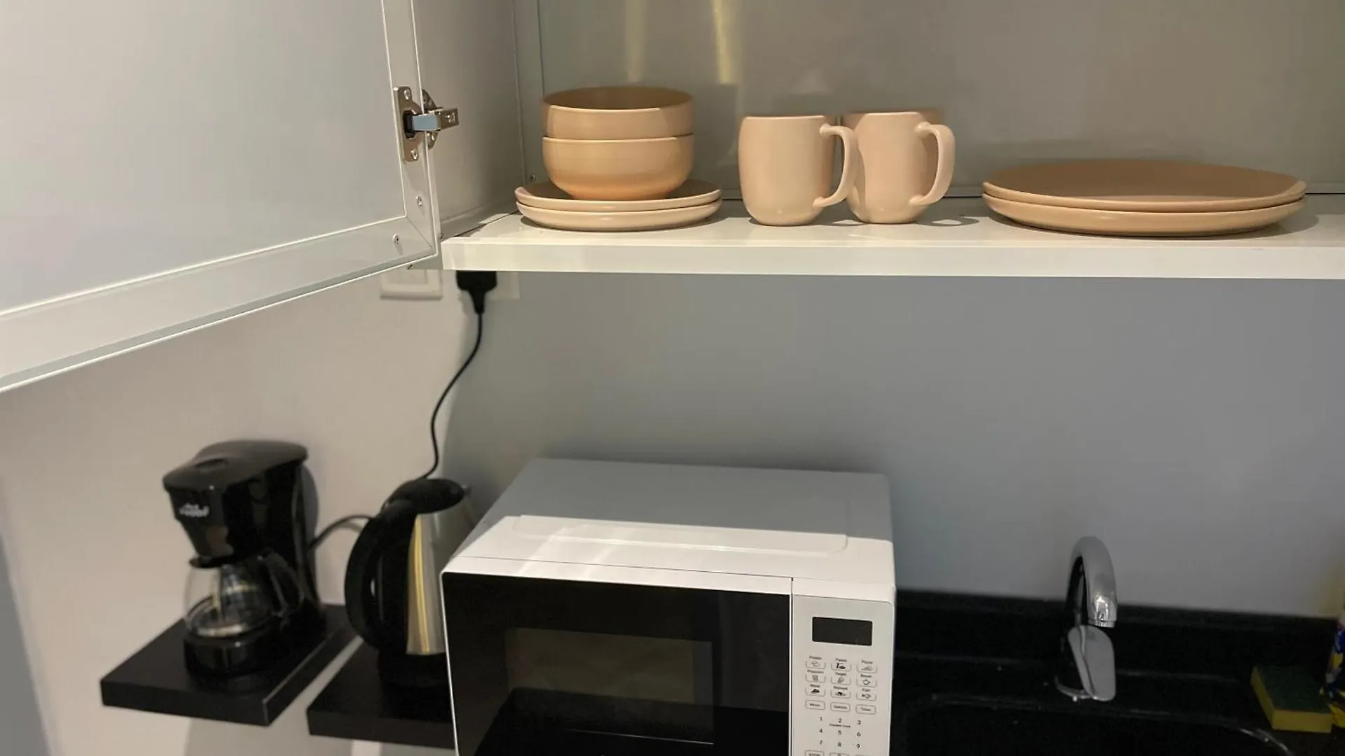 استديو هادئ مودرن Modern Studio بالملقا Riyadh